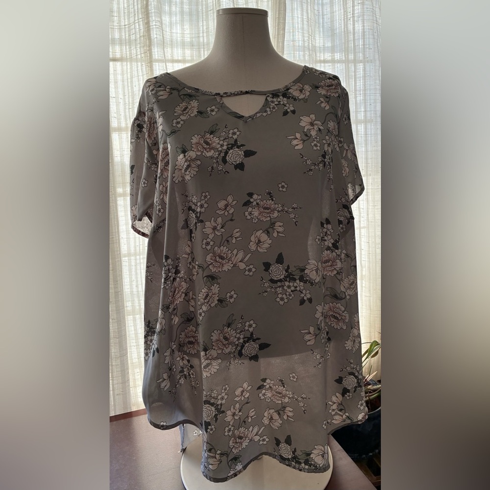 torrid Gray Floral Short Sleeve Blouse - Picture 7 of 7